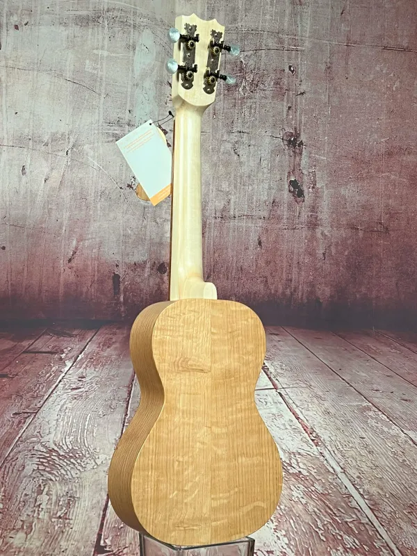 Back-Detailansicht einer APC COAK Concert Ukulele Modell C OAK, Handarbeit aus Portugal Back-Detailansicht einer APC COAK Concert Ukulele Modell C OAK, Handarbeit aus Portugal