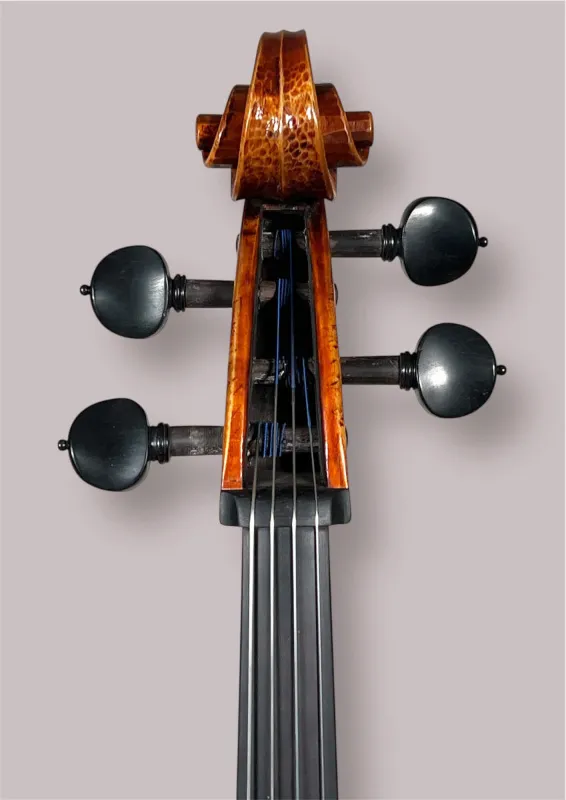 Konzertcello 2025 von Simon Joseph (Reghin), Goffriller-Modell – Schneckeansicht vorne