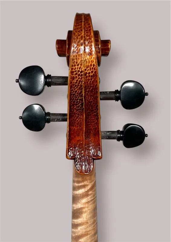 Konzertcello 2025 von Simon Joseph (Reghin), Goffriller-Modell – Schneckeansicht hinten