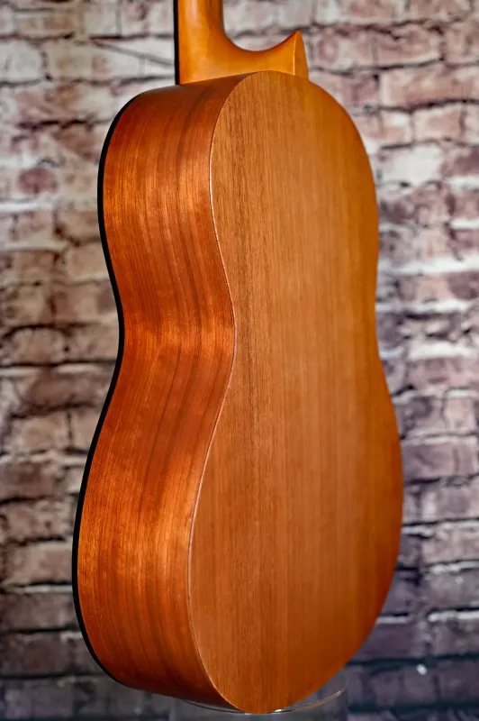 Boden-Zarge-Detailansicht einer VALENCIA VC204H 4/4 Konzertgitarre (Klassische Gitarre) Hybrid Modell Thin Neck