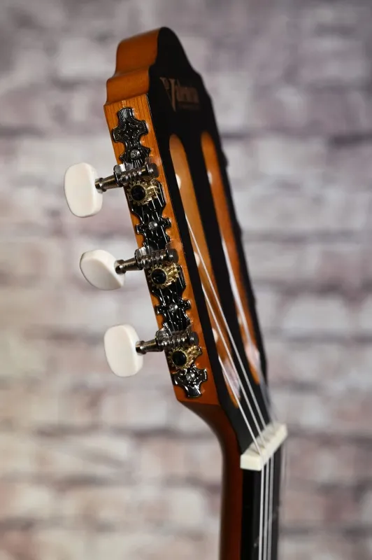 Kopf-seitlich-Detailansicht einer VALENCIA VC204H 4/4 Konzertgitarre (Klassische Gitarre) Hybrid Modell Thin Neck