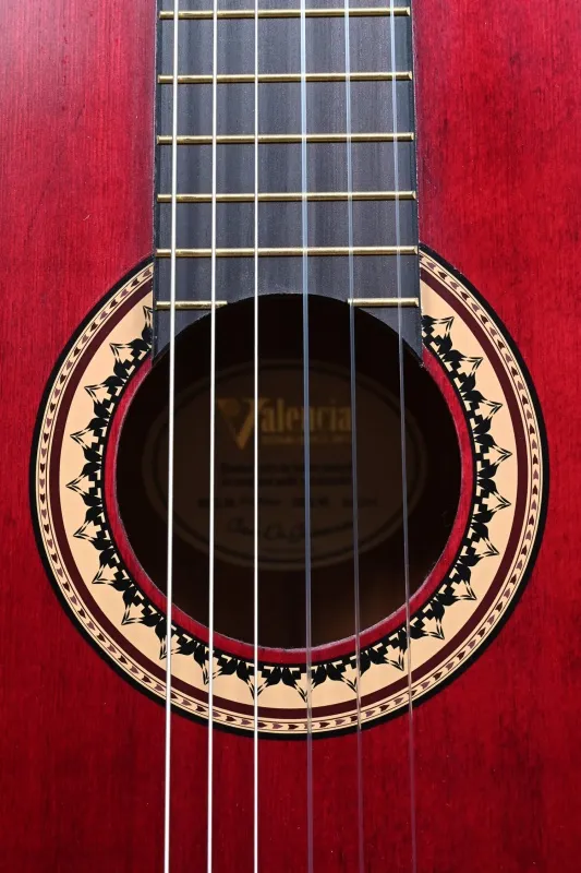 Schallloch-Detailansicht einer VALENCIA VC204TWR 4/4 Konzertgitarre (Klassische Gitarre) Modell Transparent Rot