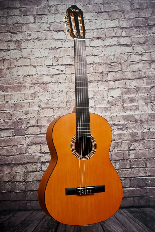 Front-Detailansicht einer VALENCIA VC204 4/4 Konzertgitarre (Klassische Gitarre) Modell Antique Natural