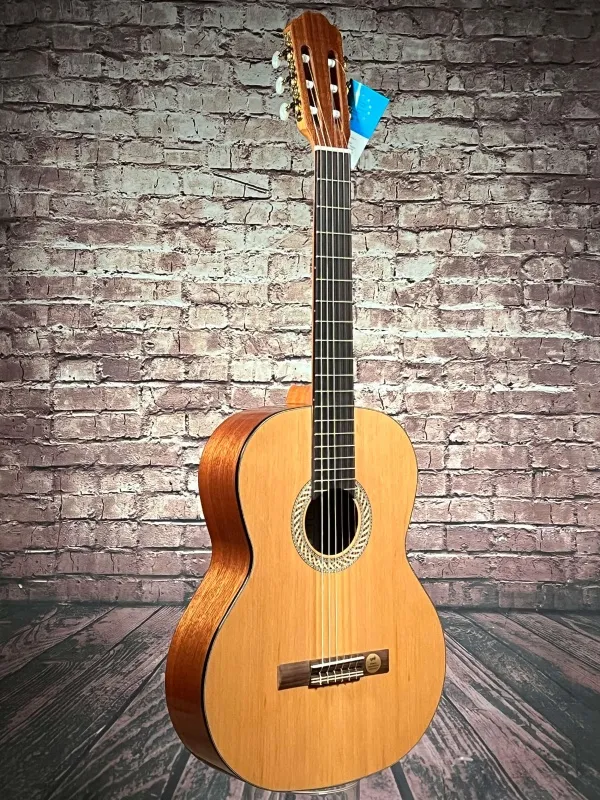 Front-Detailansicht einer Hellweg 4/4 Konzertgitarre (Klassische Gitarre) Modell CS 32-C 