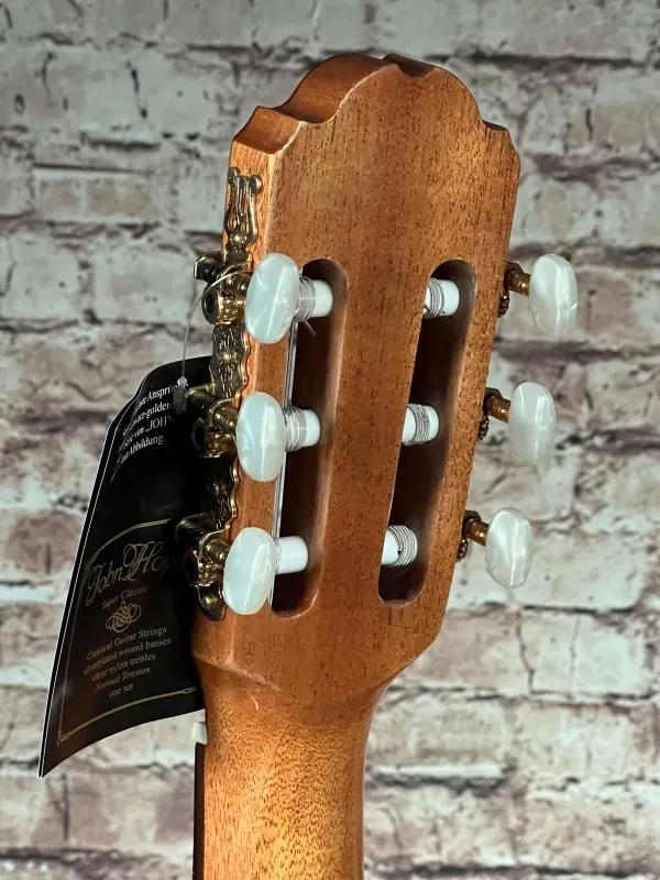 Kopf-hinten-Detailansicht einer Hellweg 4/4 Konzertgitarre (Klassische Gitarre) Modell CS 32-C