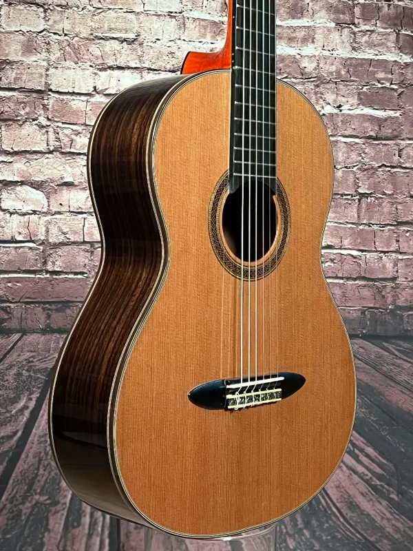 Decke-Zarge-Detailansicht einer SAMICK 4/4 Konzertgitarre (Klassische Gitarre) Modell CN-4/N