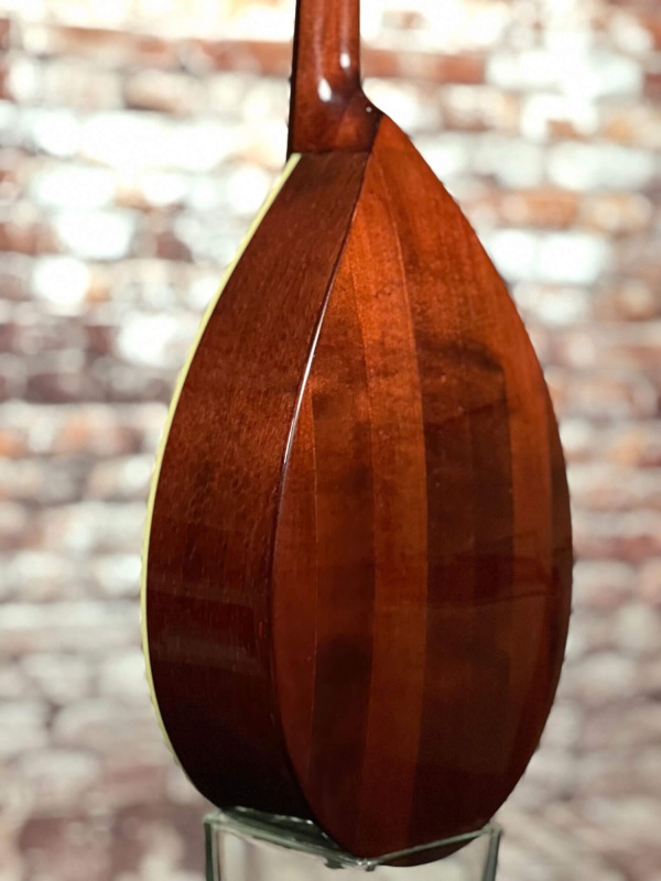 Preview: Boden-Detailansicht einer HORA M1086 (gelazerte Verzierung) Mandoline Modell Portuguese II