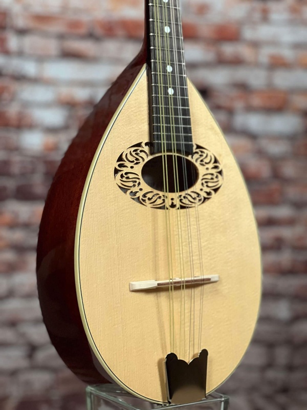 Preview: Decke-Detailansicht einer HORA M1086 (gelazerte Verzierung) Mandoline Modell Portuguese II