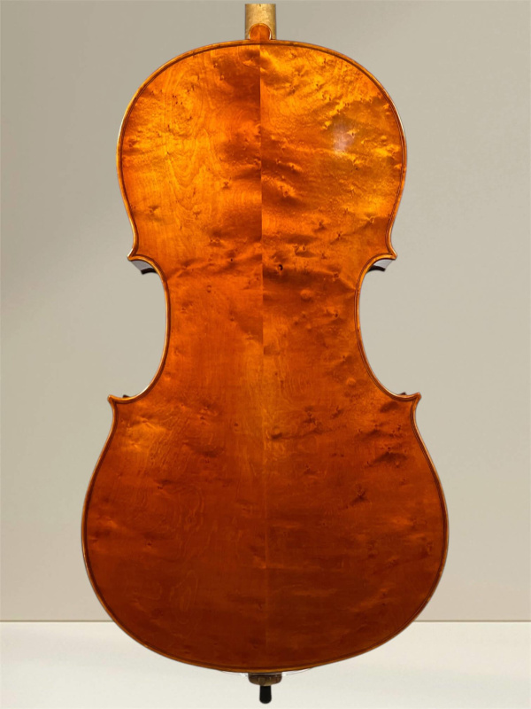 Preview: Nagy Karoly 4/4 Cello Modell Stradivarius – 2024, handgefertigt in Reghin, Siebenbürgen. Das Cello zeigt eine feine Spiritus-Handlackierung, massiven Vogelaugen Ahorn und eine ausgesuchte Fichtendecke, die für außergewöhnlichen Klang in allen Registern so