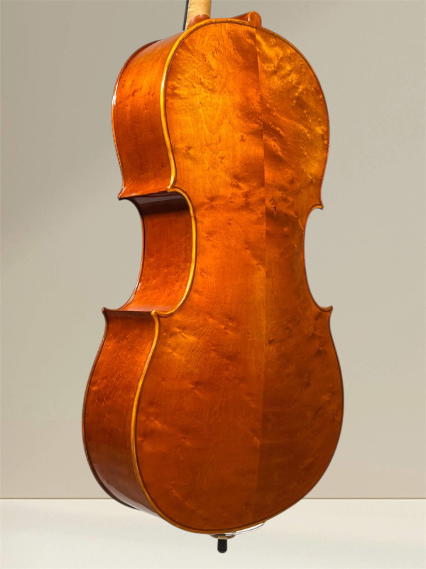 Preview: Nagy Karoly 4/4 Cello Modell Stradivarius – 2024, handgefertigt in Reghin, Siebenbürgen. Das Cello zeigt eine feine Spiritus-Handlackierung, massiven Vogelaugen Ahorn und eine ausgesuchte Fichtendecke, die für außergewöhnlichen Klang in allen Registern so