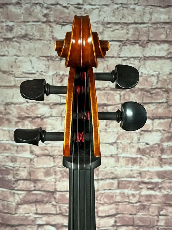 Schnecke-vorne-Detailansicht eines Bucur Ioan Professional Cello (Violoncello) Handarbeit aus Siebenbürgen 2023