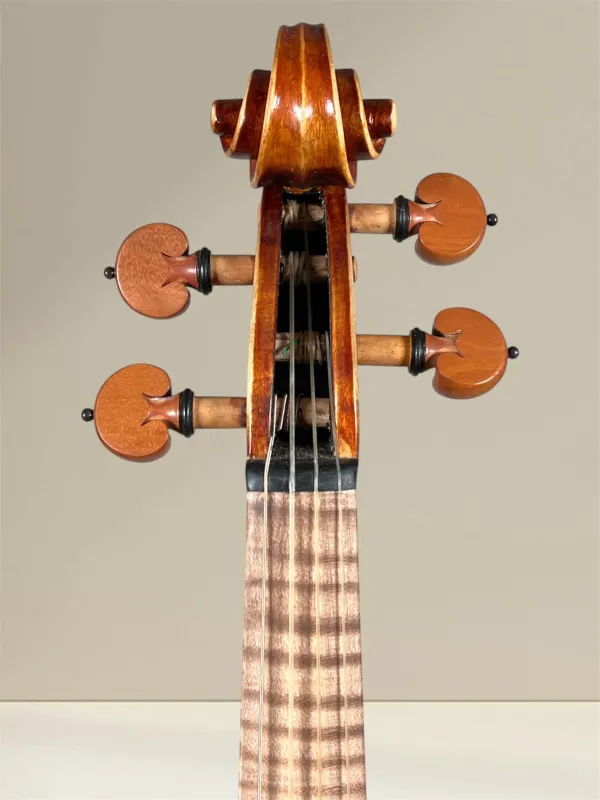 Simon Joseph 4/4 „Meister“ Barock Geige nach Stradivarius Modell gebaut 2025 - Schneckeansicht vorne