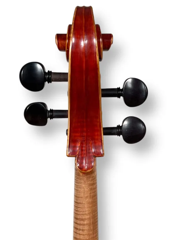 Simon Joseph 4/4 Meister-Cello nach Guadagnini „von Kohner“ 1743, gebaut 2023 – Schneckeansicht hinten