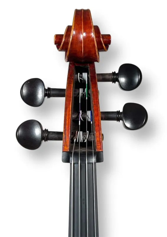 Simon Joseph 4/4 Meister-Cello nach Guadagnini „von Kohner“ 1743, gebaut 2023 – Schneckeansicht vorne