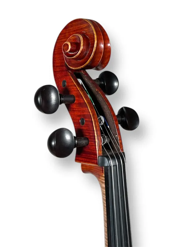 Simon Joseph 4/4 Meister-Cello nach Guadagnini „von Kohner“ 1743, gebaut 2023 – Schneckeansicht vorne, seitlich