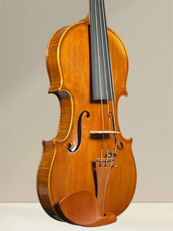 Simon Joseph Meister Geige (Violine) gebaut 2018 - Stradivarius Modell - Deckenansicht, seitlich Simon Joseph Meister Geige (Violine) gebaut 2018 - Stradivarius Modell - Deckenansicht, seitlich