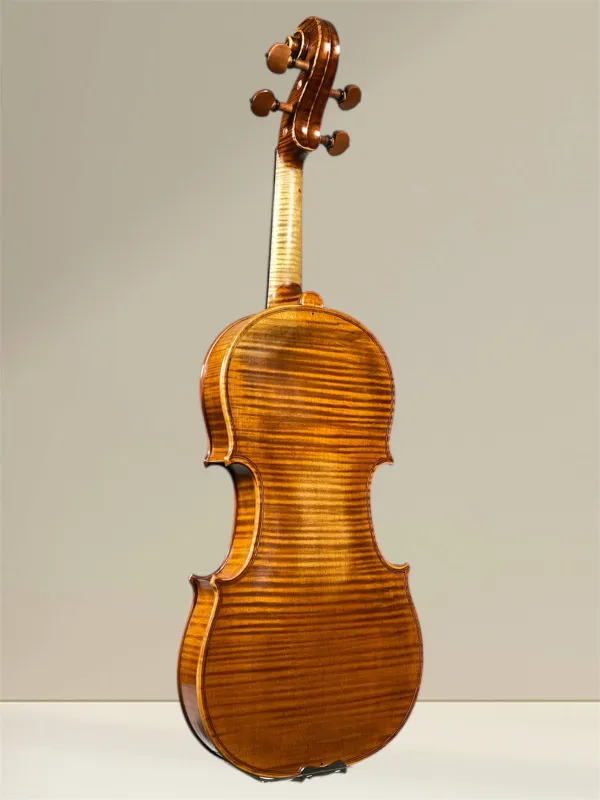 Simon Joseph Meister Geige (Violine) gebaut 2018 - Stradivarius Modell - Rückansicht, seitlich Simon Joseph Meister Geige (Violine) gebaut 2018 - Stradivarius Modell - Rückansicht, seitlich