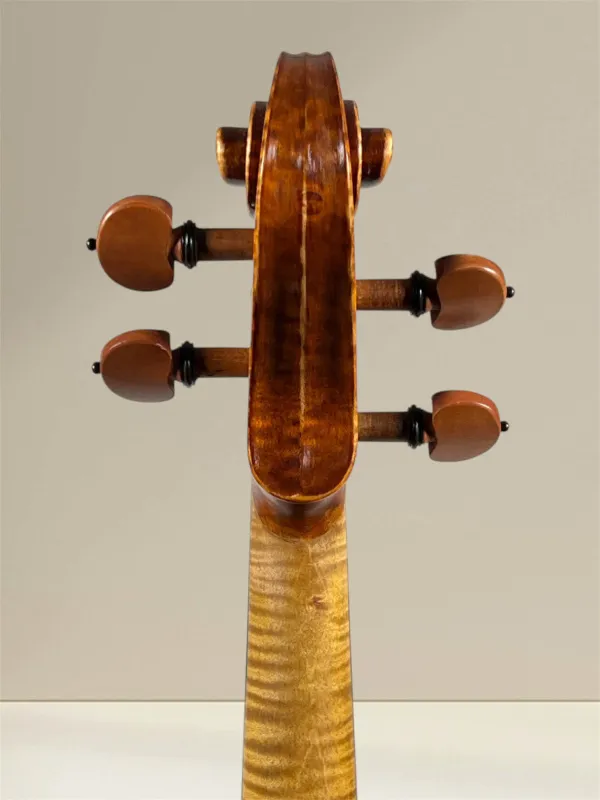 Simon Joseph Meister Geige (Violine) gebaut 2018 - Stradivarius Modell - Schneckeansicht, hinten Simon Joseph Meister Geige (Violine) gebaut 2018 - Stradivarius Modell - Schneckeansicht, hinten