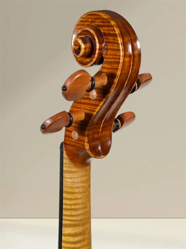 Simon Joseph Meister Geige (Violine) gebaut 2018 - Stradivarius Modell - Schneckeansicht, hinten seitlich Simon Joseph Meister Geige (Violine) gebaut 2018 - Stradivarius Modell - Schneckeansicht, hinten seitlich