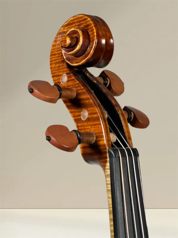 Simon Joseph Meister Geige (Violine) gebaut 2018 - Stradivarius Modell - Schneckeansicht, vorne seitlich Simon Joseph Meister Geige (Violine) gebaut 2018 - Stradivarius Modell - Schneckeansicht, vorne seitlich