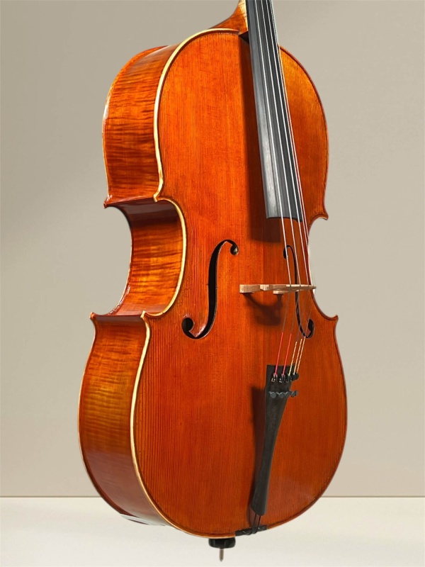 Preview: Deckeansicht seitlich, Simon Jozsef 4/4 „Meister“ 5-saitiges Cello nach Domenico Montagnana, handgebaut in Siebenbürgen