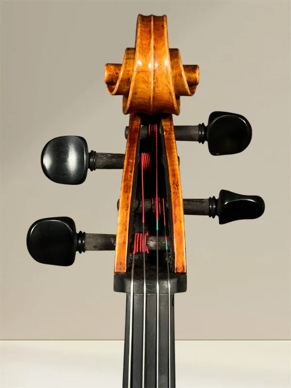 Stoica Alin 4/4 Meistercello nach Stradivari B-Form Davidov Modell 2023 - Schneckeansicht vorne