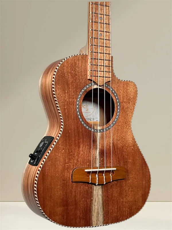 Verzierte Rosette im traditionellen Muster an der Decke der APC TCCW Tenor Ukulele Verzierte Rosette im traditionellen Muster an der Decke der APC TCCW Tenor Ukulele