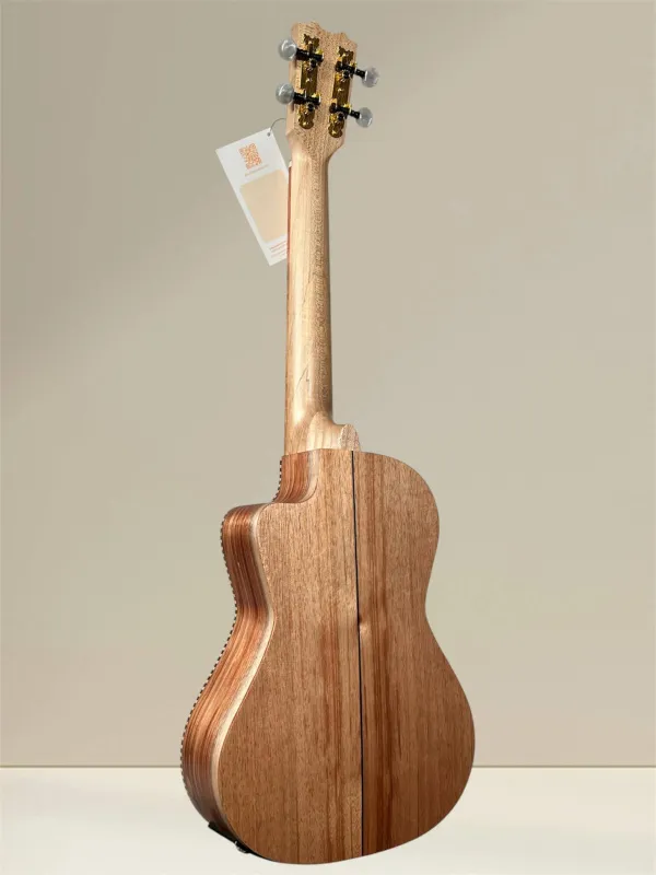 Tenor Ukulele APC TTCW aus vollmassiver Akazie mit Cutaway - Rückansicht Tenor Ukulele APC TTCW aus vollmassiver Akazie mit Cutaway - Rückansicht