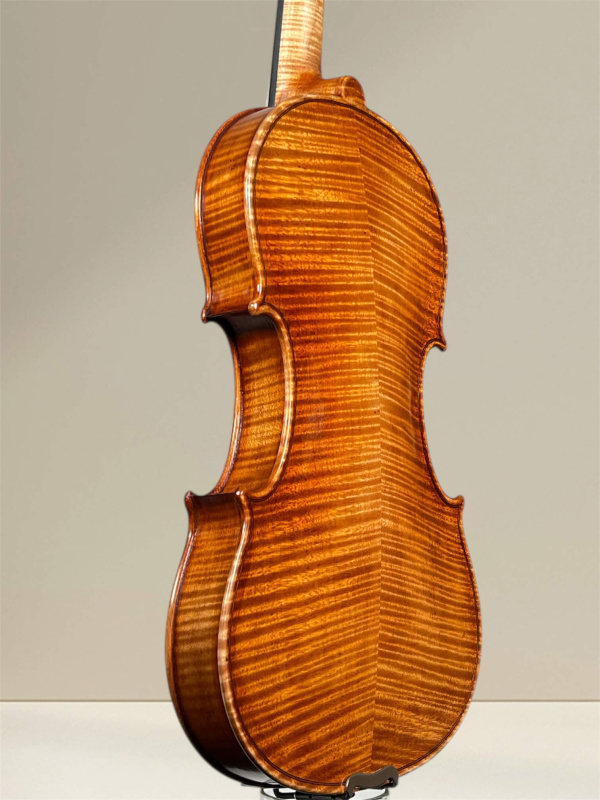 Preview: Calin Vultur Meistergeige 2025 – Guarneri Modell – Bodenansicht seitlich