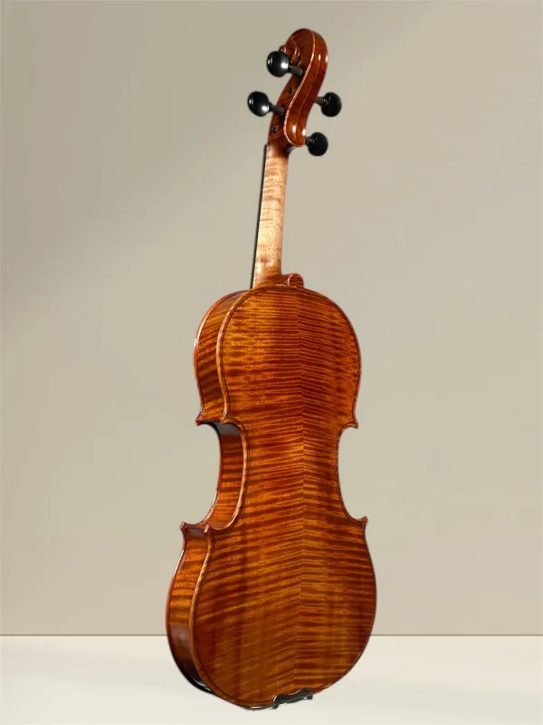 Calin Vultur Meistergeige 2025 – Stradivarius Modell – Rückansicht seitlich Calin Vultur Meistergeige 2025 – Stradivarius Modell – Rückansicht seitlich