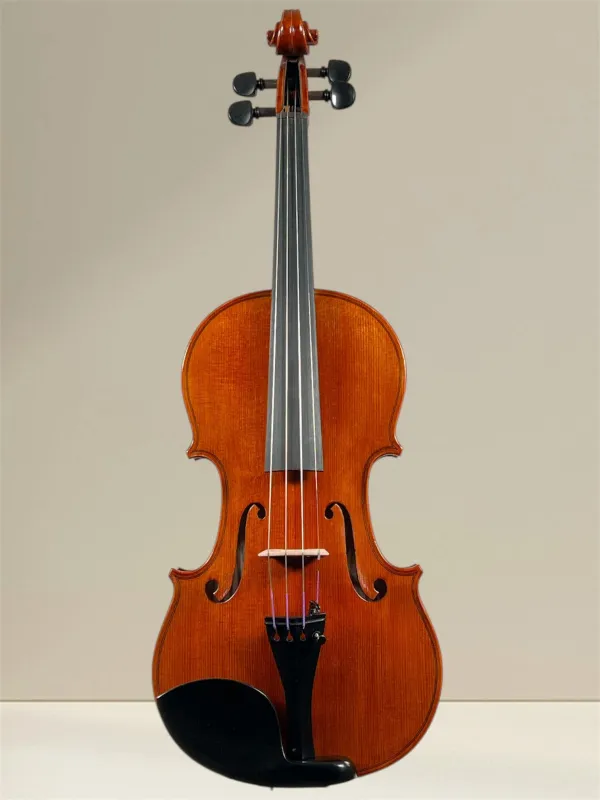 Calin Vultur Meistergeige 2025 – Stradivarius Modell – Vorderansicht Calin Vultur Meistergeige 2025 – Stradivarius Modell – Vorderansicht