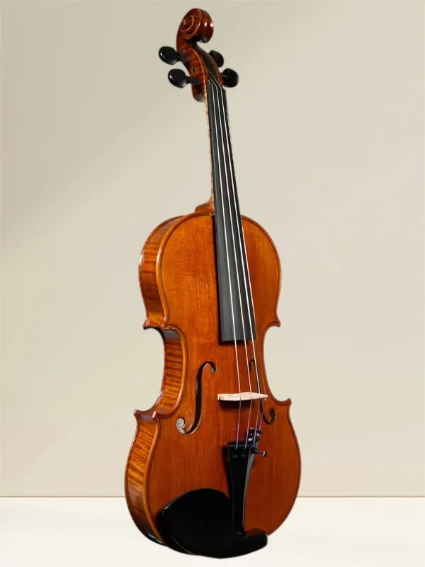 Calin Vultur Meistergeige 2025 – Stradivarius Modell – Vorderansicht seitlich Calin Vultur Meistergeige 2025 – Stradivarius Modell – Vorderansicht seitlich