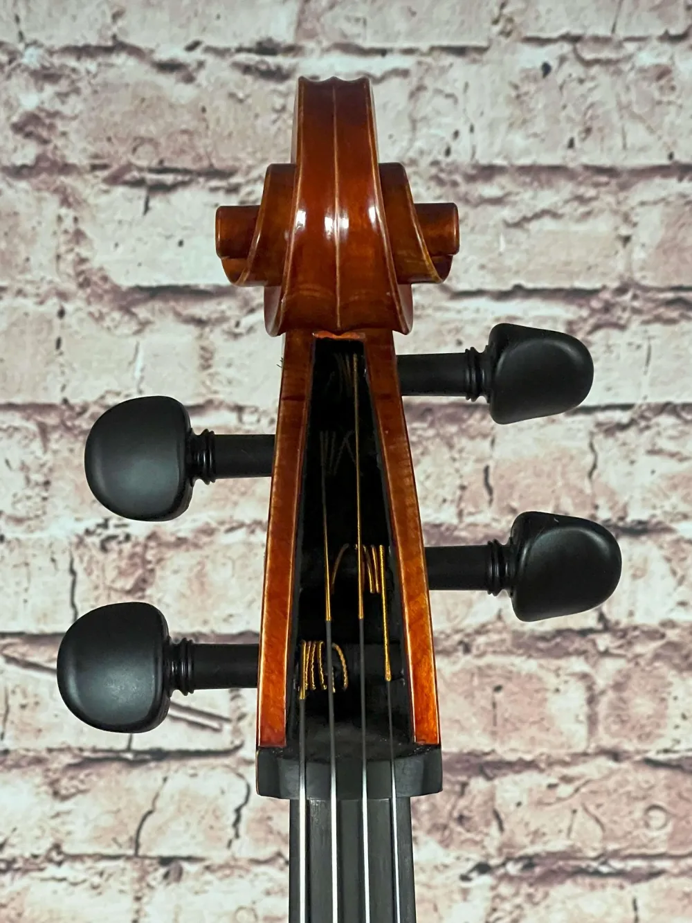 230423 Schnecke-vorne-Detailansicht eines Stoica Alin di Bottega Cello Handarbeit aus Siebenbürgen 2023