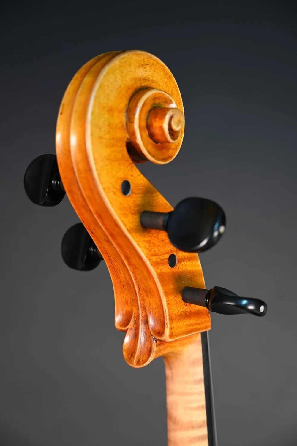 Schneckeansicht-hinten-seitlich eines Stoica Alin Meister Cello Handarbeit aus Siebenbürgen 2023
