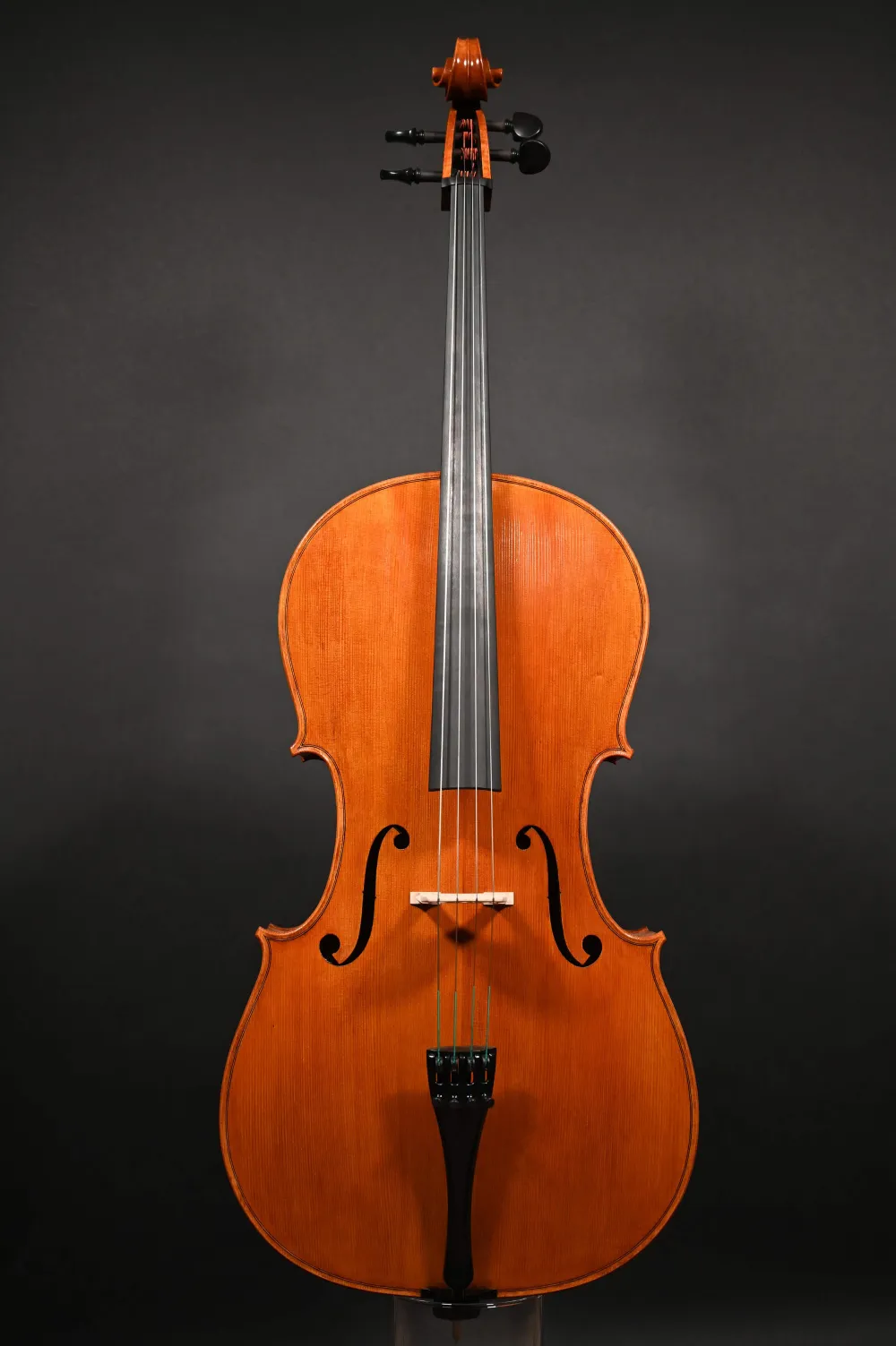 Frontansicht eines Simon Paul 4/4 Meister Cello (Violoncello) nach Stradivarius, Handarbeit 2020