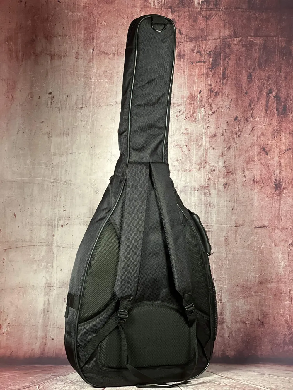 Rück-Detailansicht einer CNB DGB1680 Gig Bag für Westerngitarre, Tasche für akustische Gitarre