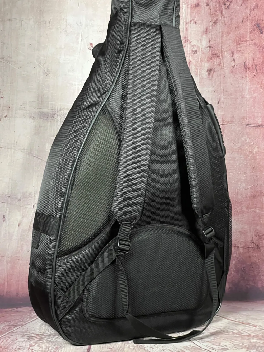 Rucksacksystem-Detailansicht einer CNB DGB1680 Gig Bag für Westerngitarre, Tasche für akustische Gitarre