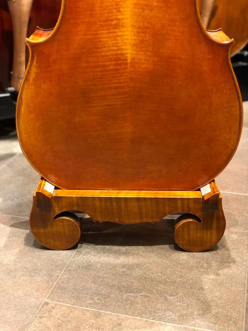 Ansprechendes Massivholz Design-Ständer für Cello
