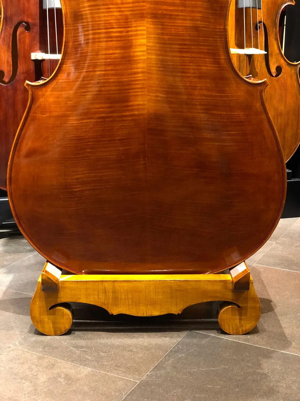 Detailansicht von hinten mit Instrument eines ansprechendes Massivholz Design-Ständer für Kontrabass, Handarbeit aus Siebenbürgen