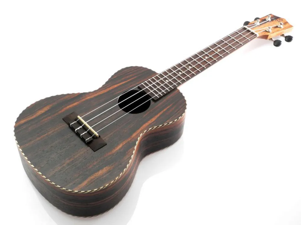 koki'o Ebenholz Concert-Ukulele mit Tasche
