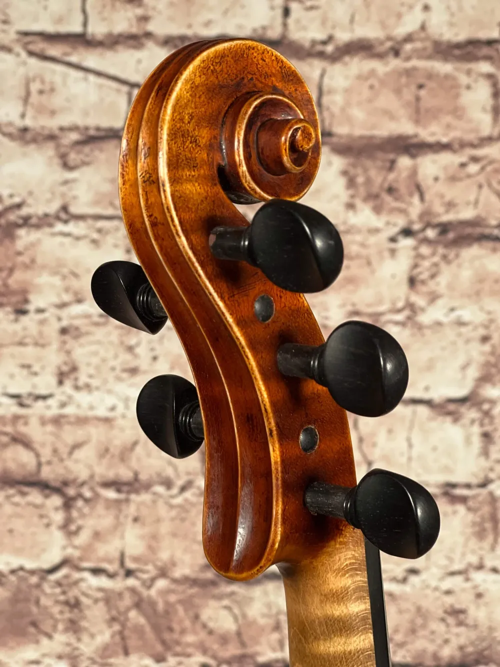Schnecke-links-Detailansicht einer Simon Joseph 5Saiter 4/4 Meister Geige (Violine) Handarbeit 2021
