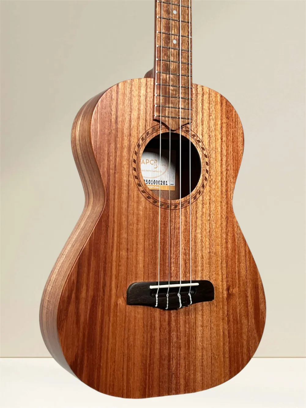 APC Bariton-Ukulele BS Simple – Deckeansicht mit massivem Koa-Korpus APC Bariton-Ukulele BS Simple – Deckeansicht mit massivem Koa-Korpus