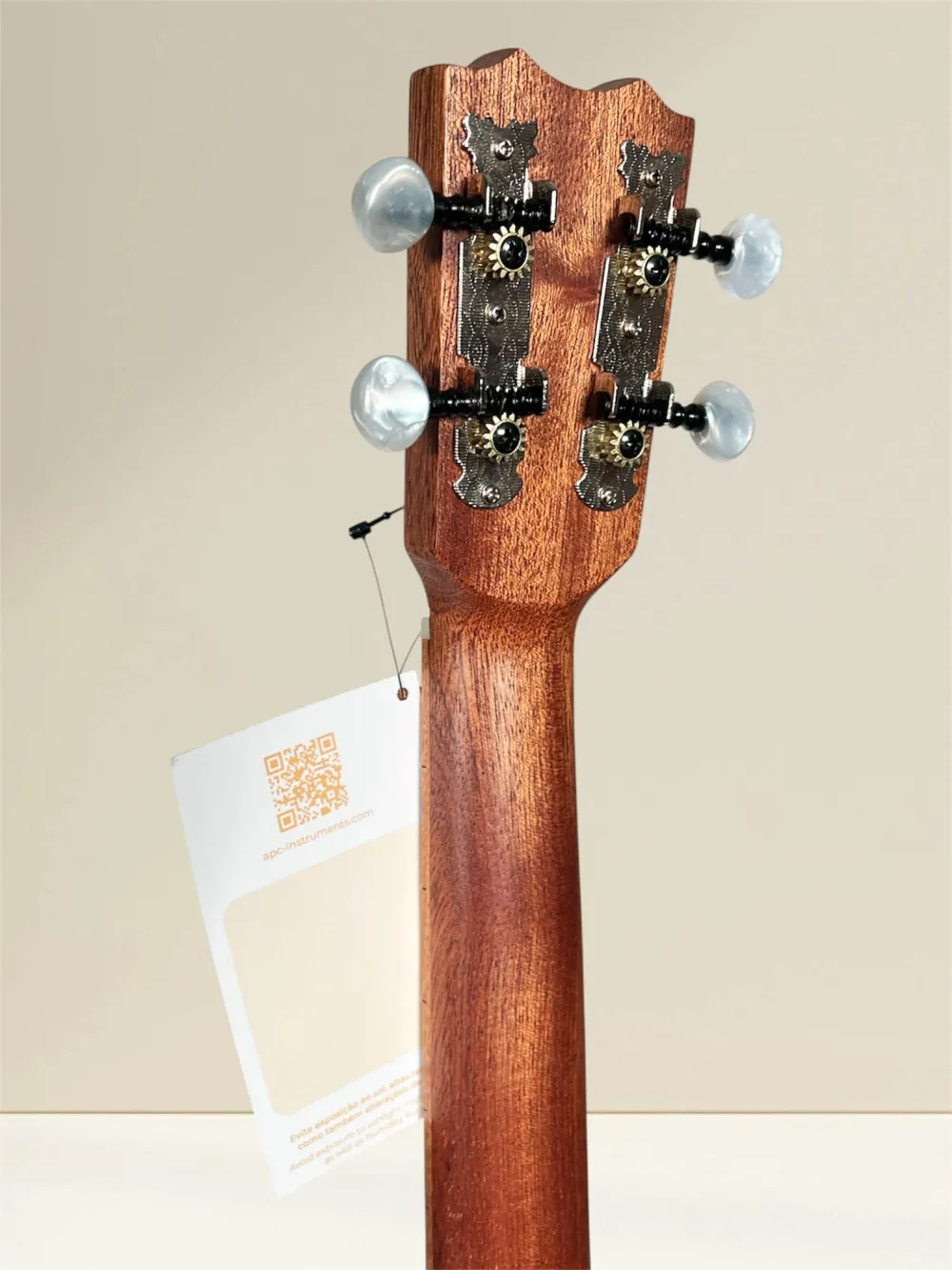 APC Bariton-Ukulele BS Simple – Kopfplatte mit Mechaniken APC Bariton-Ukulele BS Simple – Kopfplatte mit Mechaniken