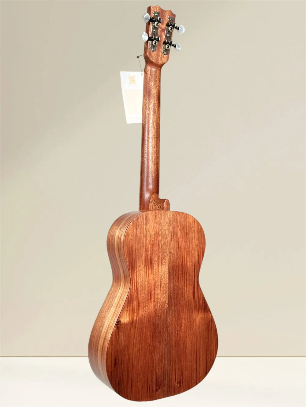 APC Bariton-Ukulele BS Simple – Rückansicht mit massivem Koa-Boden APC Bariton-Ukulele BS Simple – Rückansicht mit massivem Koa-Boden