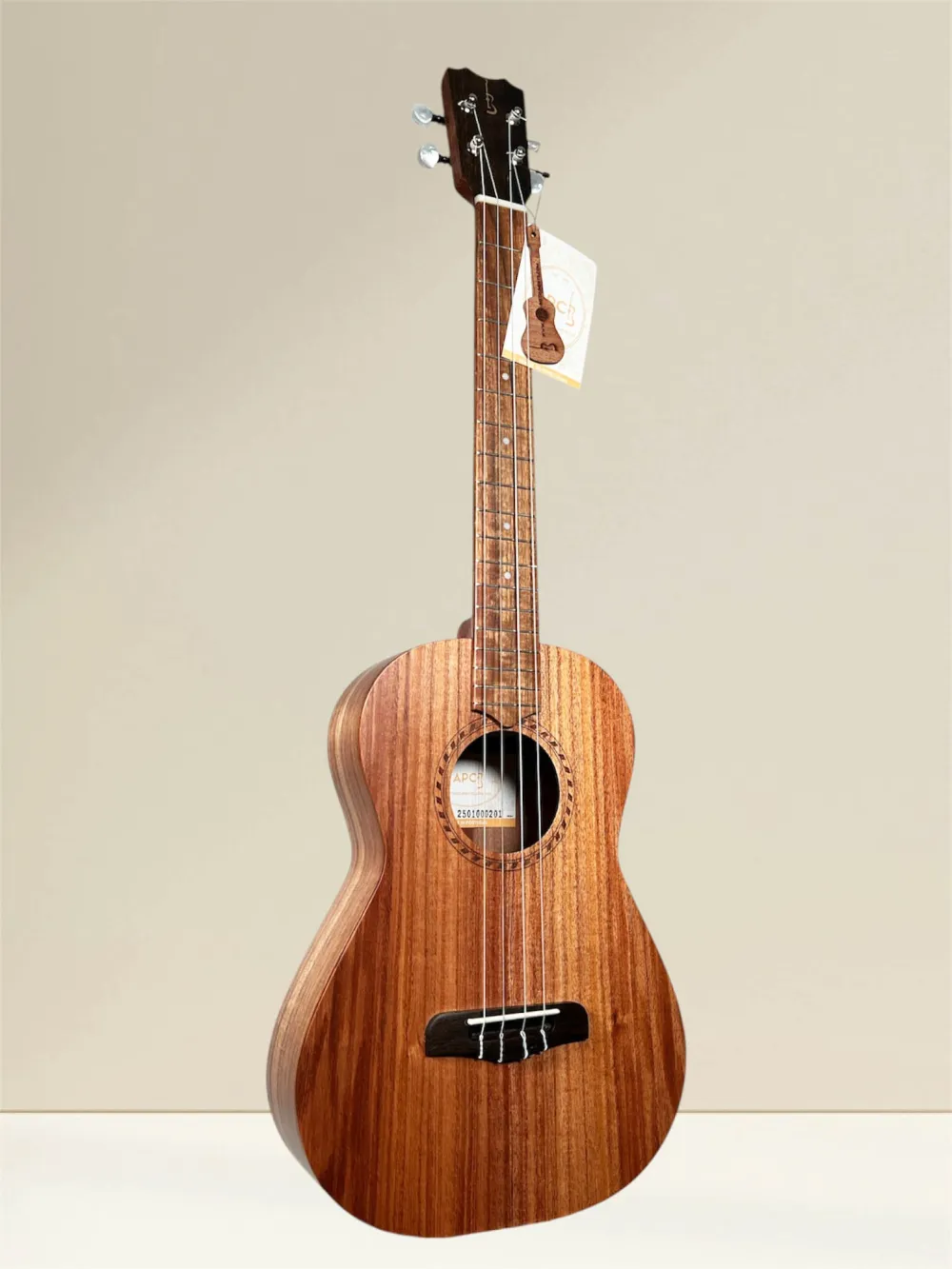 APC Bariton-Ukulele BS Simple – Vorderansicht mit massivem Koa-Korpus APC Bariton-Ukulele BS Simple – Vorderansicht mit massivem Koa-Korpus