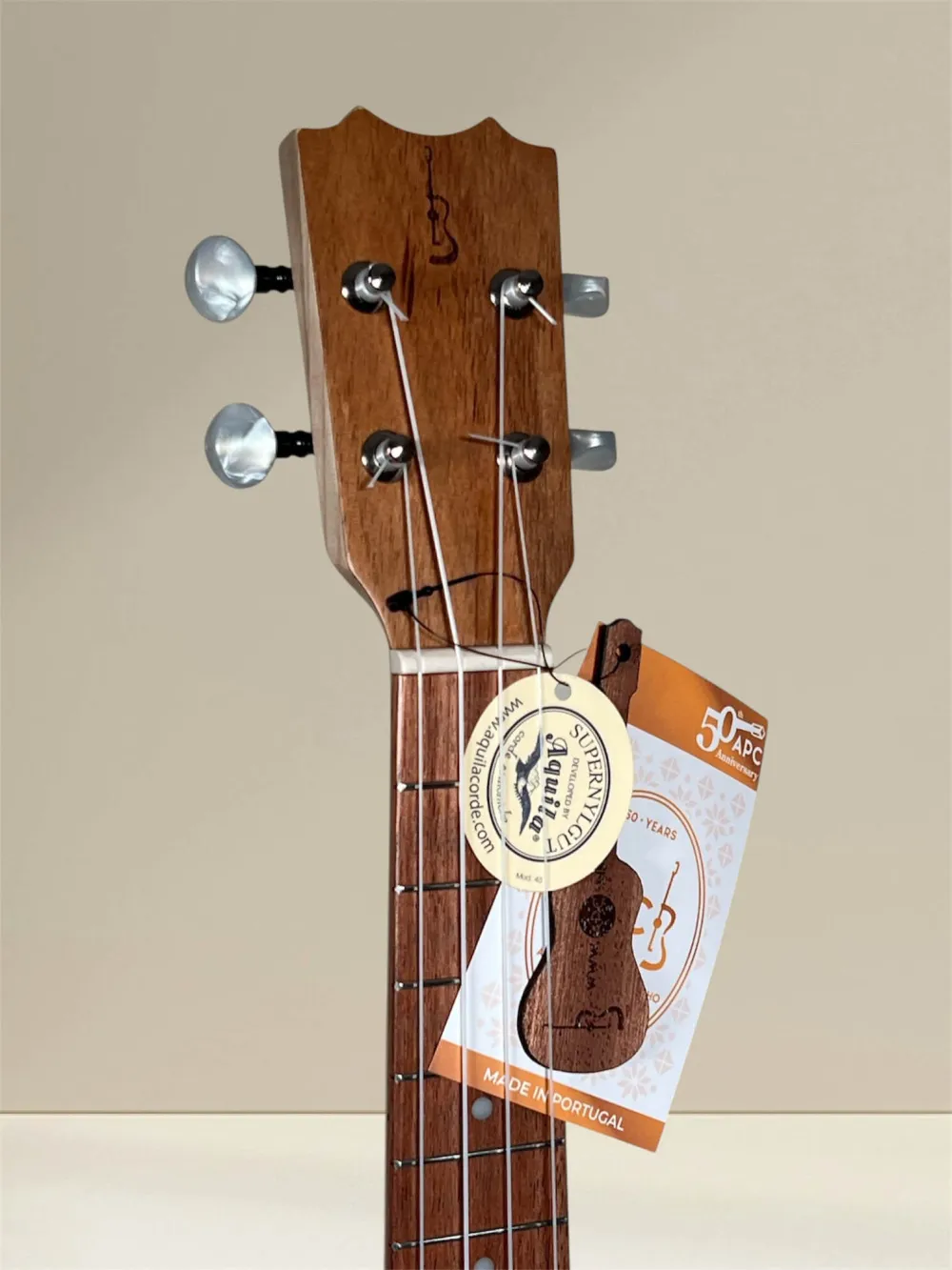 APC CL Simple Concert Ukulele aus massivem Mahagoni - Kopfansicht mit Logo