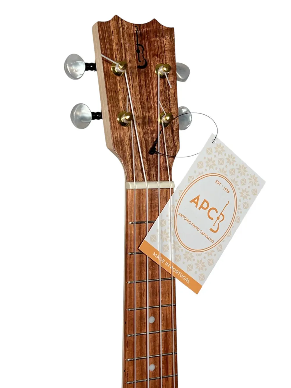APC CT Traditional Concert Ukulele aus vollmassiver Koa-Akazie – Kopfansicht mit Logo APC CT Traditional Concert Ukulele aus vollmassiver Koa-Akazie – Kopfansicht mit Logo