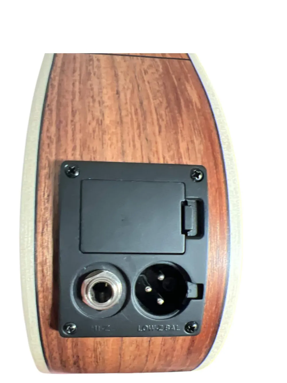 APC GC CW Guitarlele aus vollmassiver Akazie mit Cutaway – Kabelanschluss