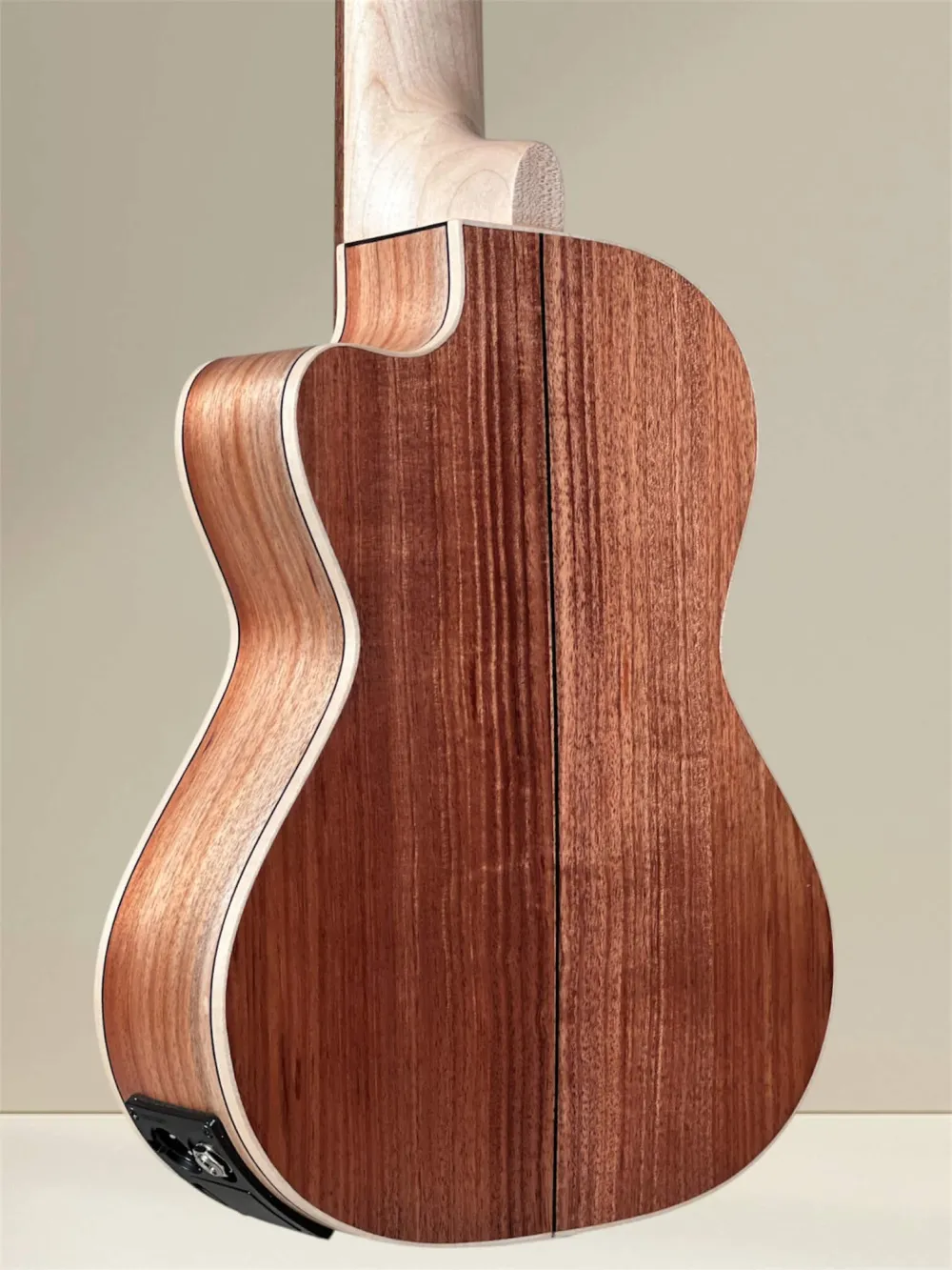 APC GC CW Guitarlele aus vollmassiver Akazie mit Cutaway – Bodenansicht