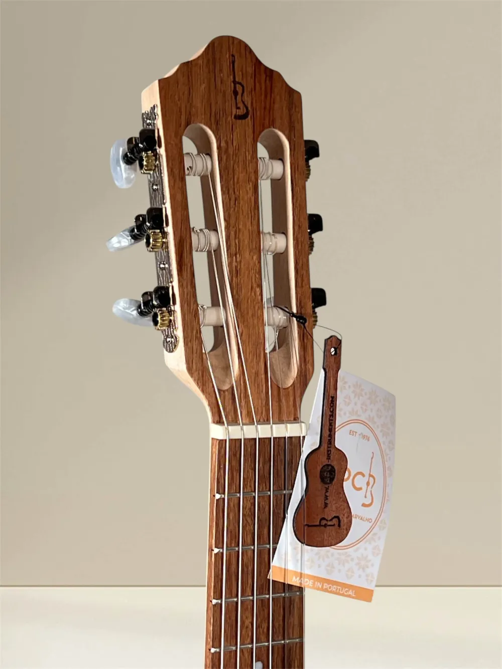 APC GC CW Guitarlele aus vollmassiver Akazie mit Cutaway – Kopfansicht mit Logo